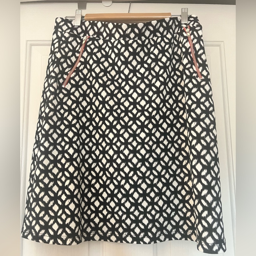 Le Lis Black and White Geometric A-Line Skirt w/red accent zips